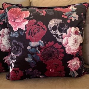 Set of 2 Reversible Floral & Skull and Bat Print Halloween Decorative Pillows ☠️